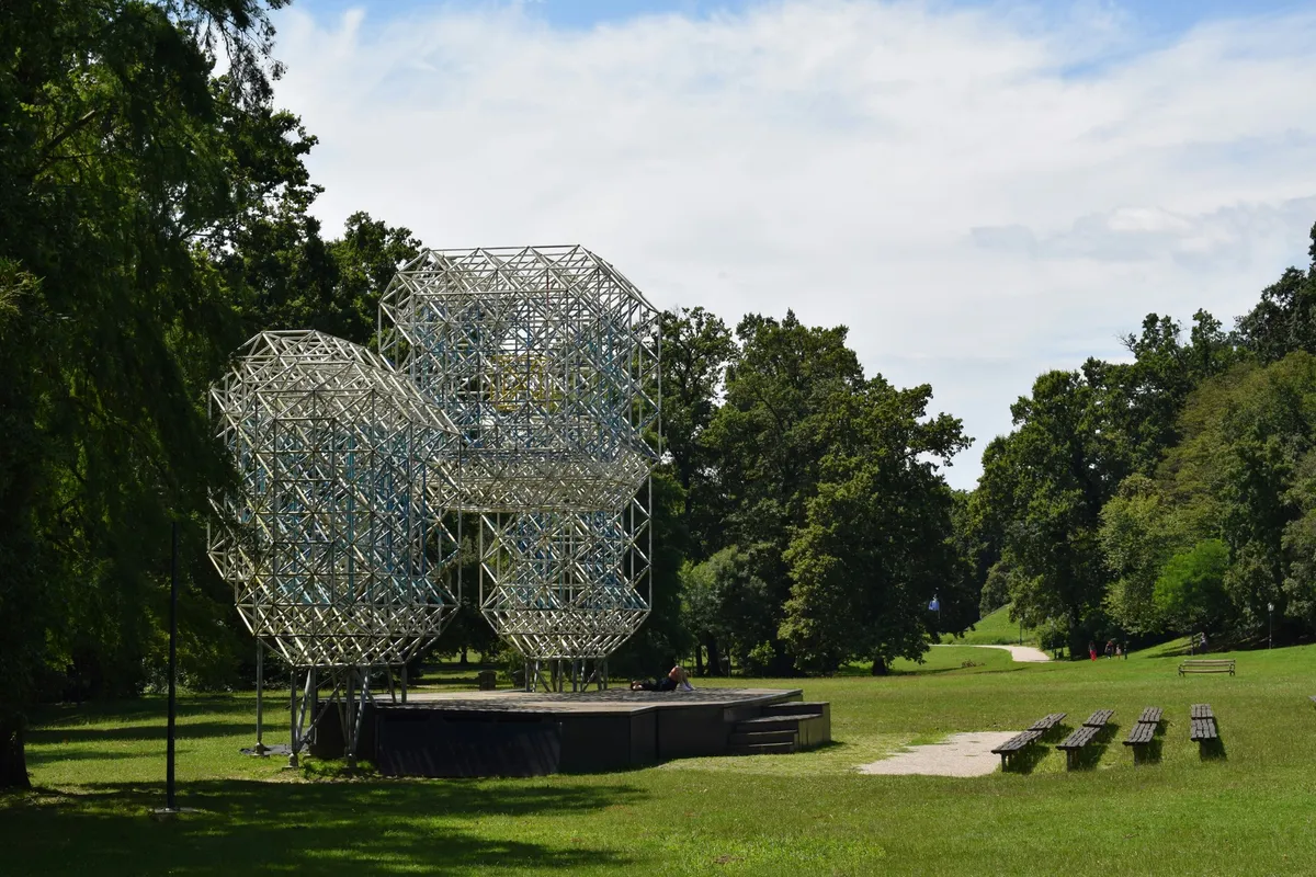Escultura contemporánea monumental en un parque de arte al aire libre